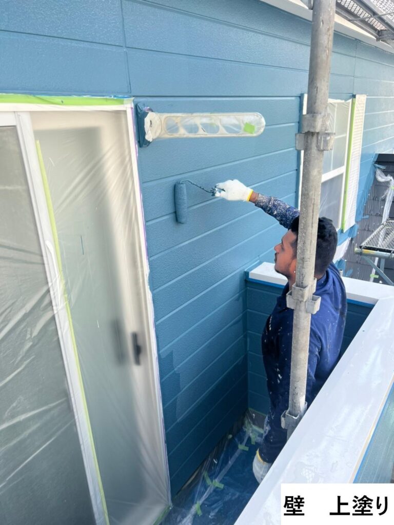 外壁の上塗りを行います。<br />
塗料の性能を十分に発揮させるためには、上塗りの塗装が必要不可欠です。